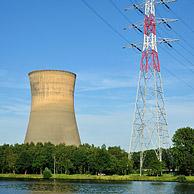 Hoogspanningsmast en koeltoren van de Electrabel-centrale van Rodenhuize langs het Kanaal Gent-Terneuzen in de Gentse zeehaven, Gent, België
